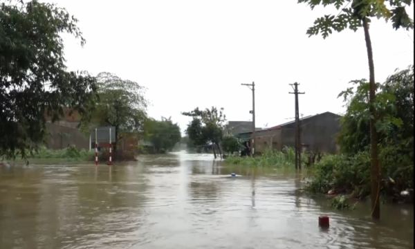 Quảng Ngãi: Nhiều nhà dân sơ tán vì nước dâng cao, đã có 1 người chết